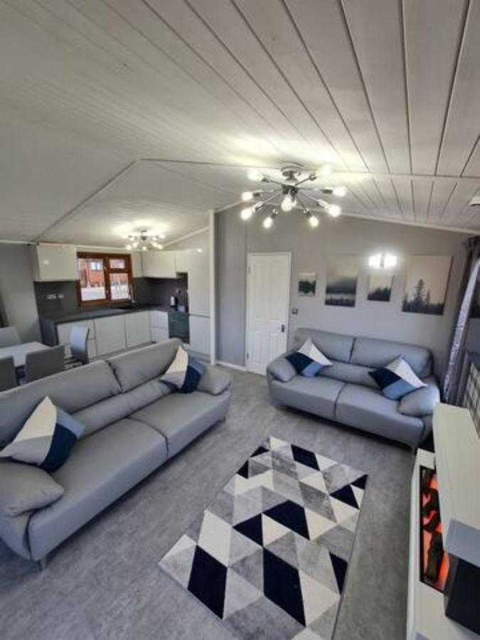 4 Bed Luxury Lodge With Hot Tub Near Lake District Warton  Екстериор снимка