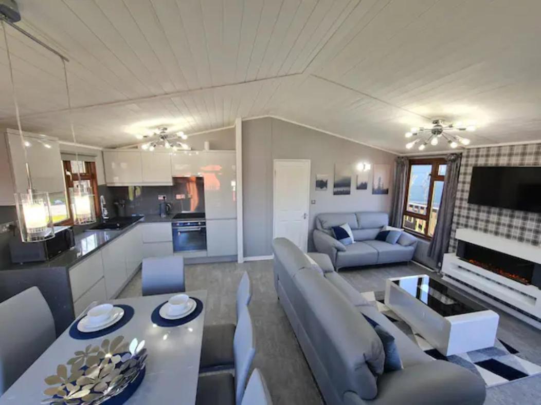 4 Bed Luxury Lodge With Hot Tub Near Lake District Warton  Екстериор снимка