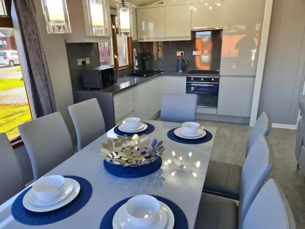 4 Bed Luxury Lodge With Hot Tub Near Lake District Warton  Екстериор снимка