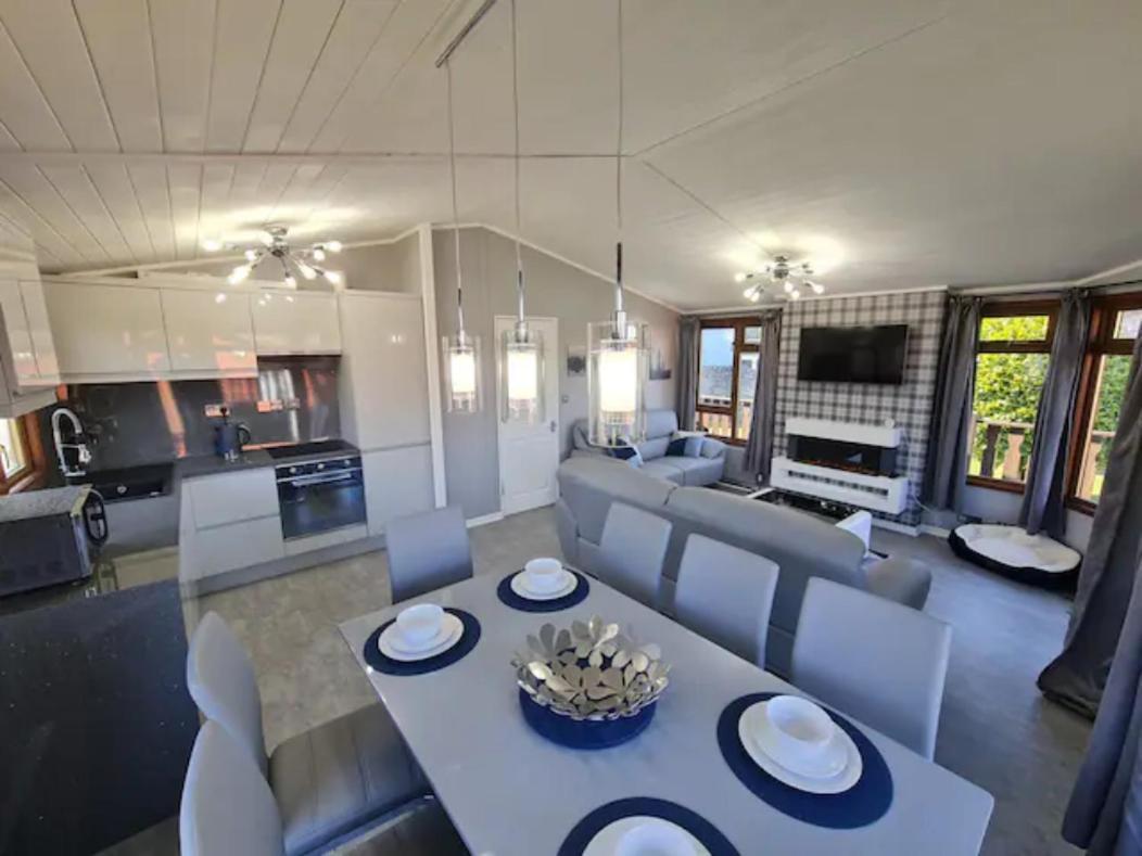 4 Bed Luxury Lodge With Hot Tub Near Lake District Warton  Екстериор снимка