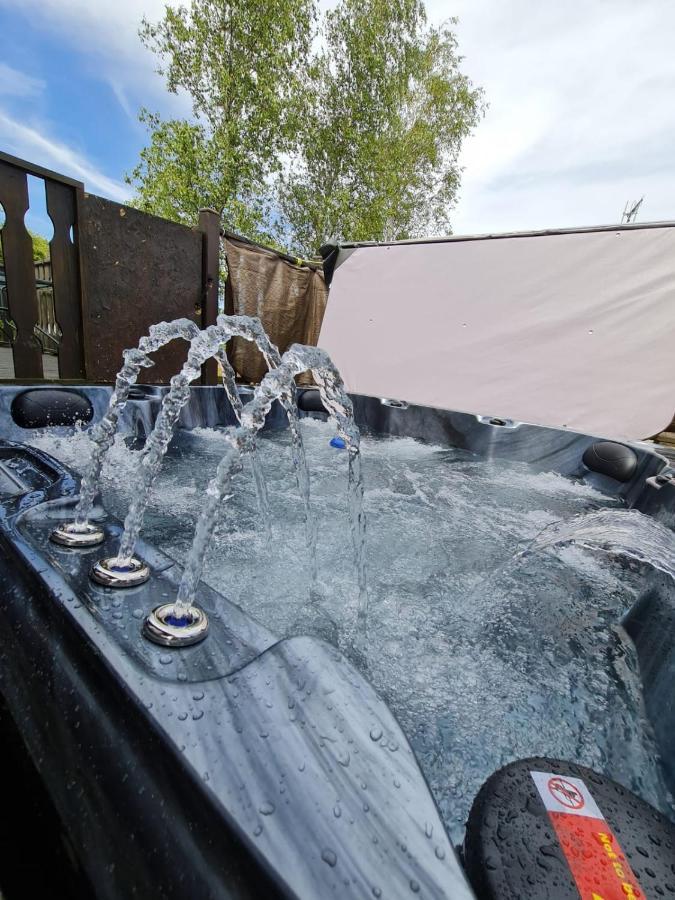 4 Bed Luxury Lodge With Hot Tub Near Lake District Warton  Екстериор снимка