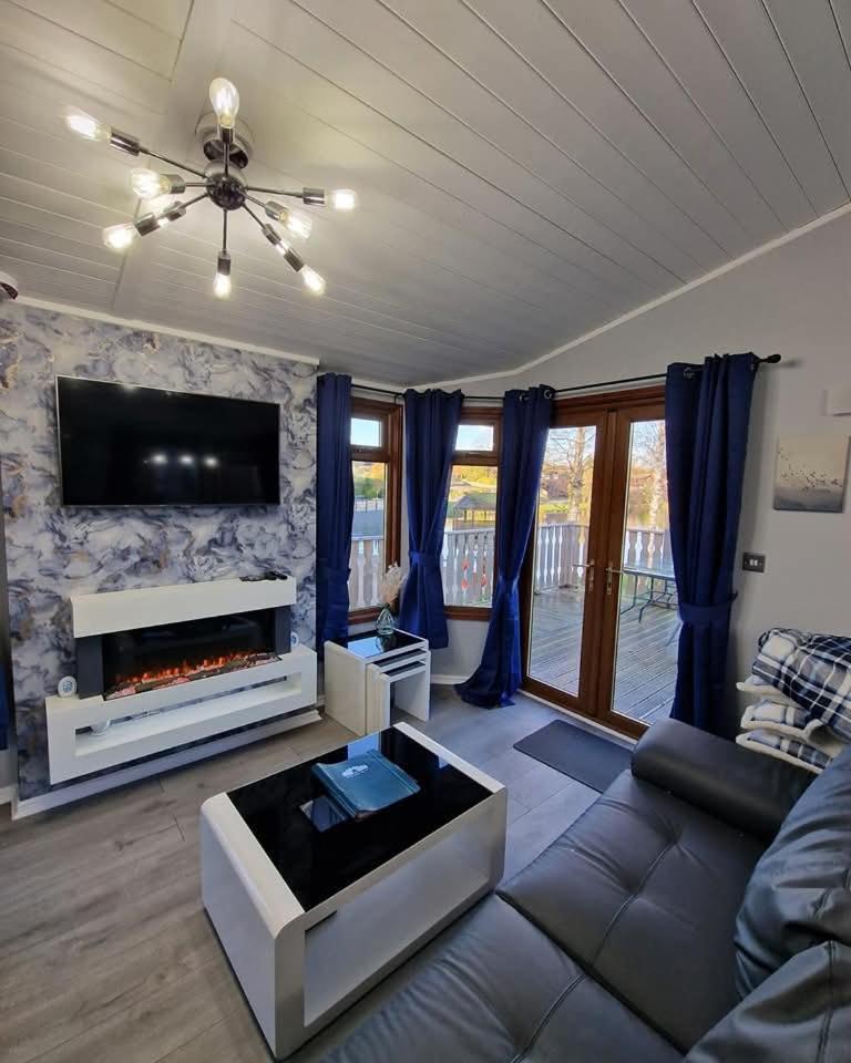 4 Bed Luxury Lodge With Hot Tub Near Lake District Warton  Екстериор снимка